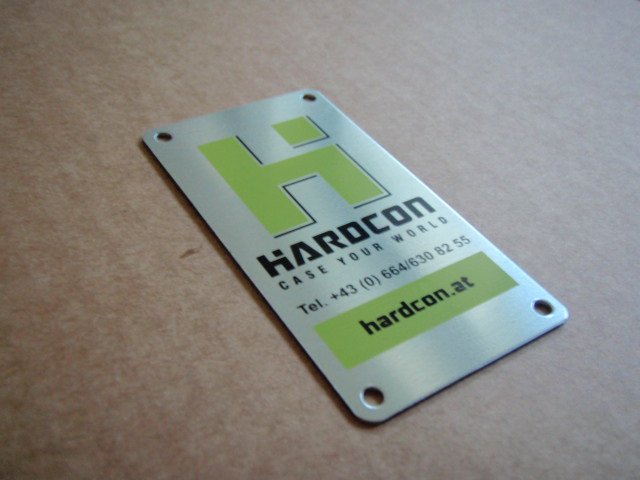 Hardcon Caseschild aus Aluminium